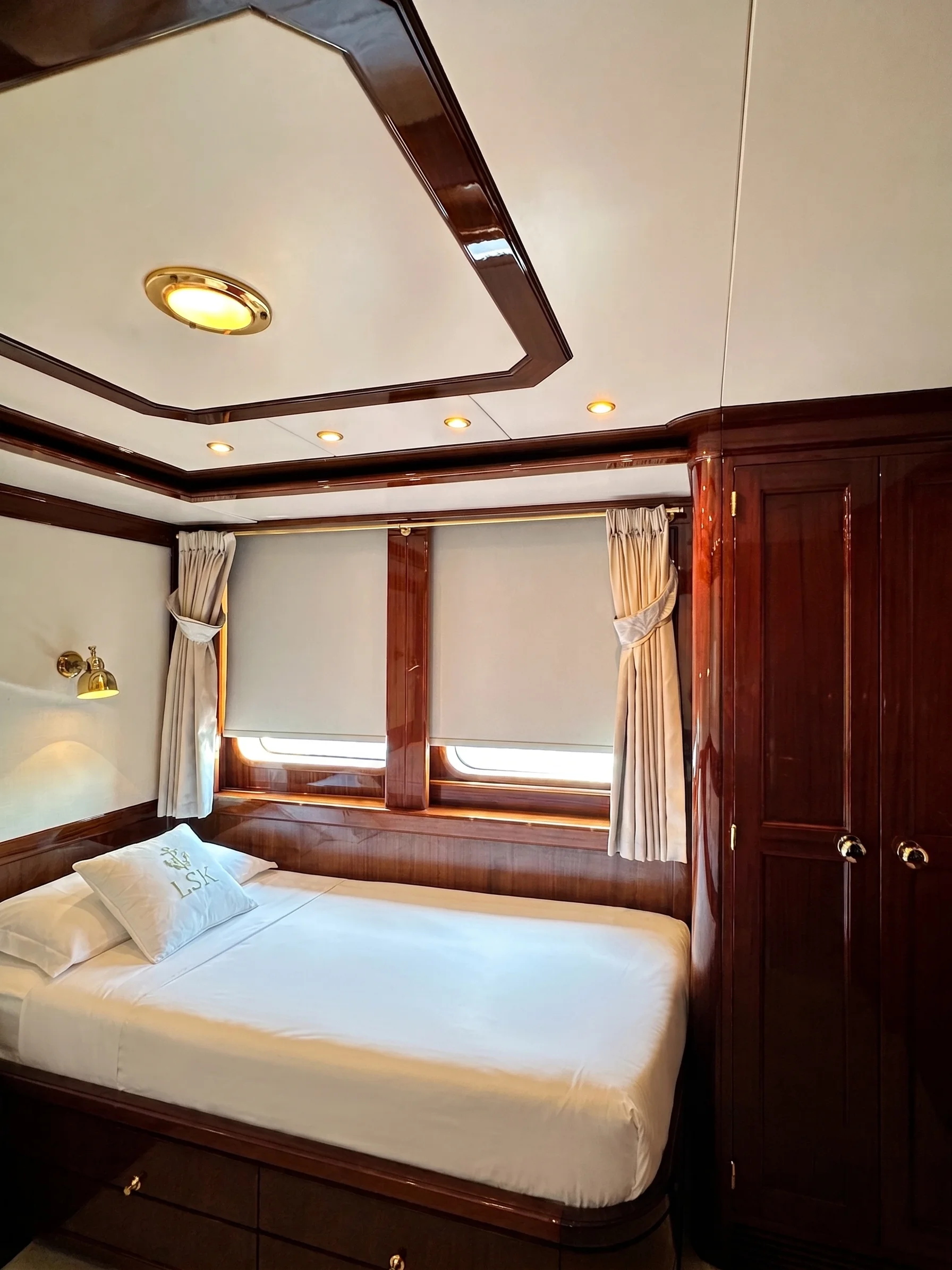J. Yacht Slider 3